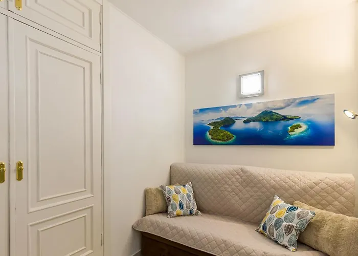 Fantasticstylish & Aircon, Near Lasamericas Daire