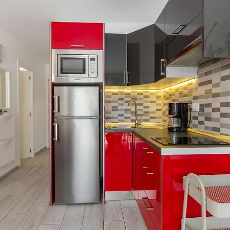 Fantasticstylish & Aircon, Near Lasamericas *