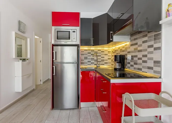 Fantasticstylish & Aircon, Near Lasamericas *